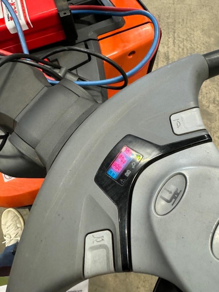 Toyota SWE140L Käyden ajettavat pinoamistrukit