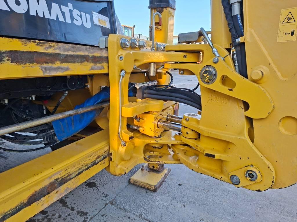 Komatsu WB 93 R-8 Retrocargadoras