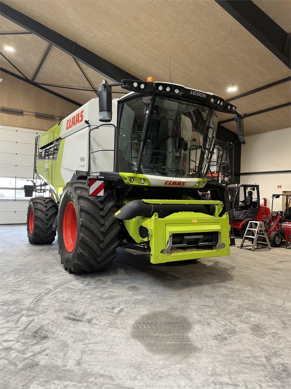 CLAAS Lexion 7700 Combine harvesters
