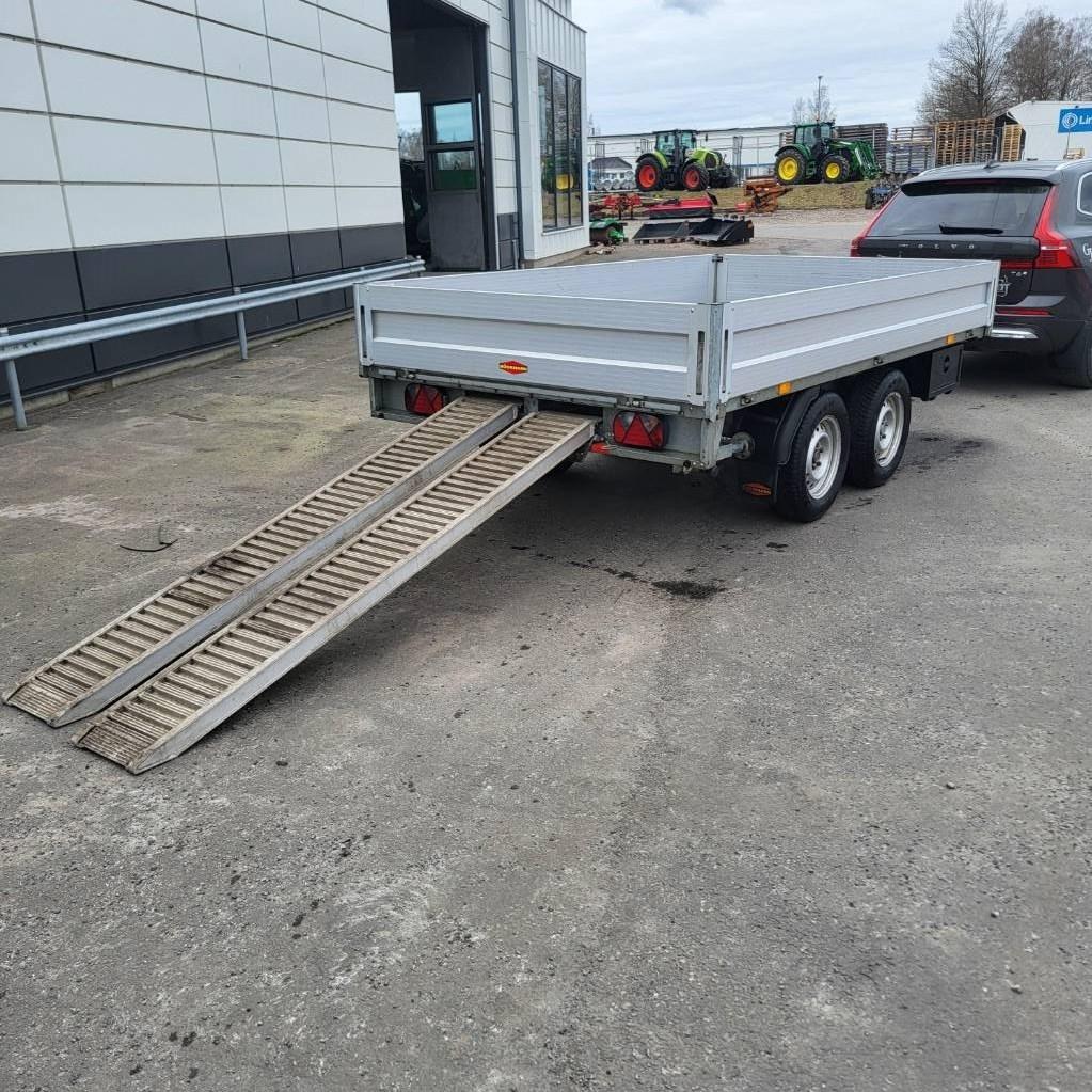 Böckmann Släp med ramper och lastvikt på 1554 kg Low loaders