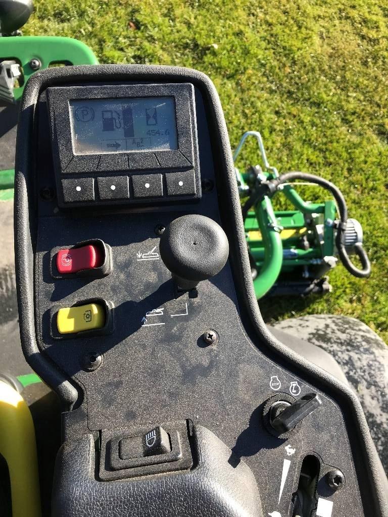 John Deere 8000A E Cut Fairway-gräsklippare