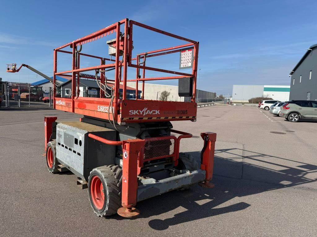 SkyJack SJ 6832 RTE Piattaforme a pantografo