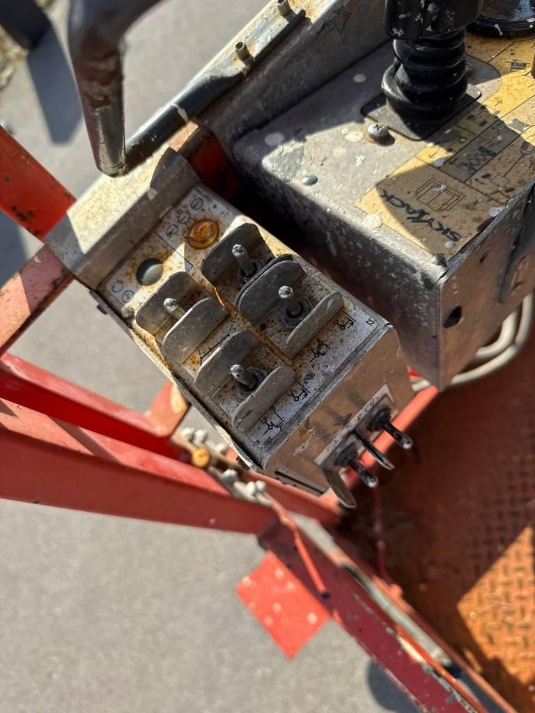 SkyJack SJ 6832 RTE Piattaforme a pantografo