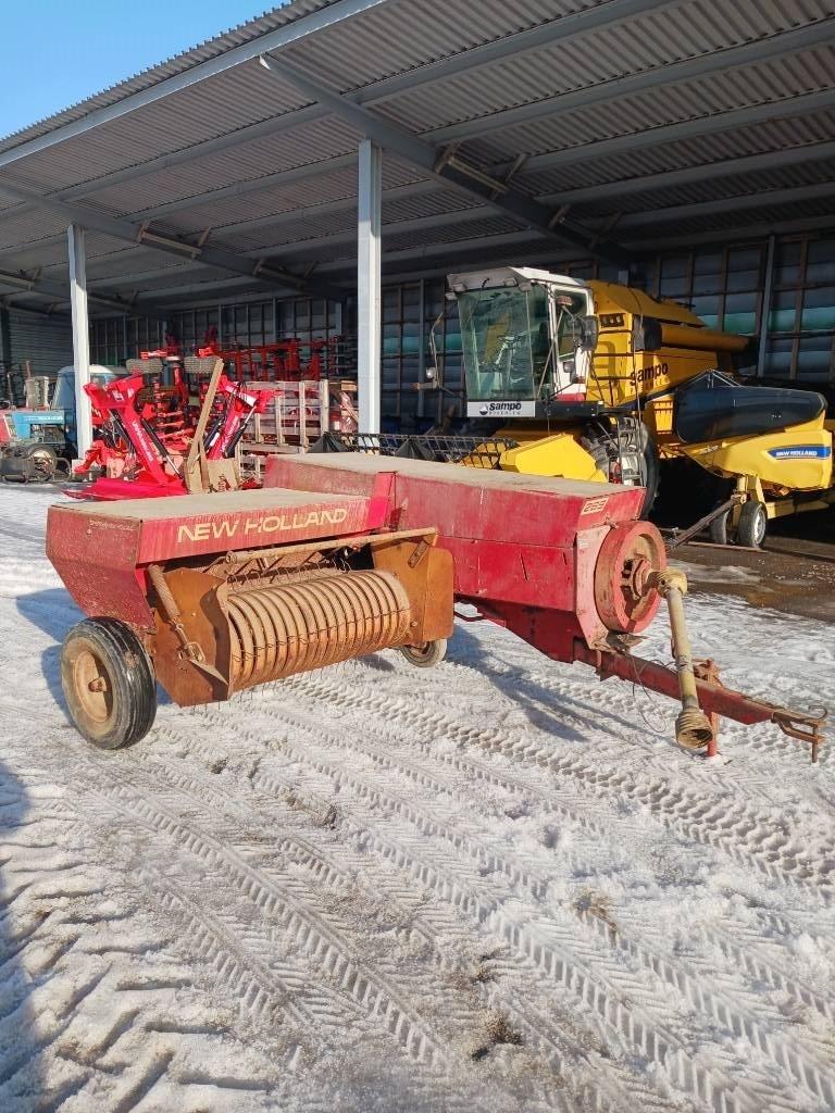 New Holland 265 Presse quadre