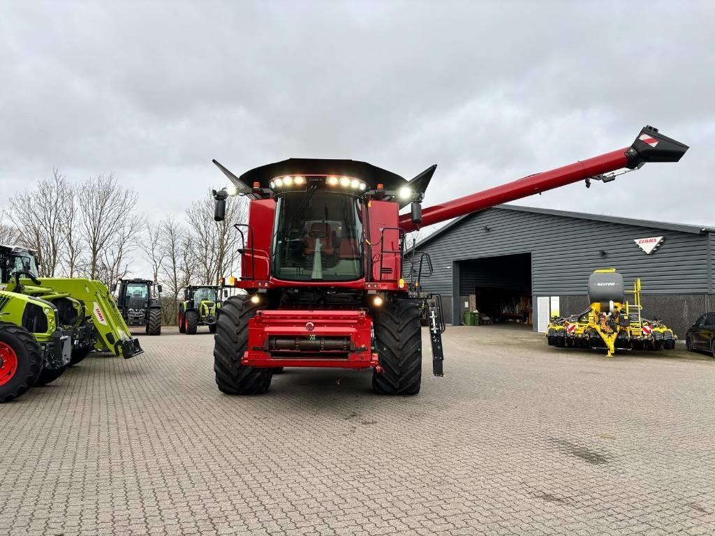 Case IH Axial Flow 8250 Mietitrebbiatrici