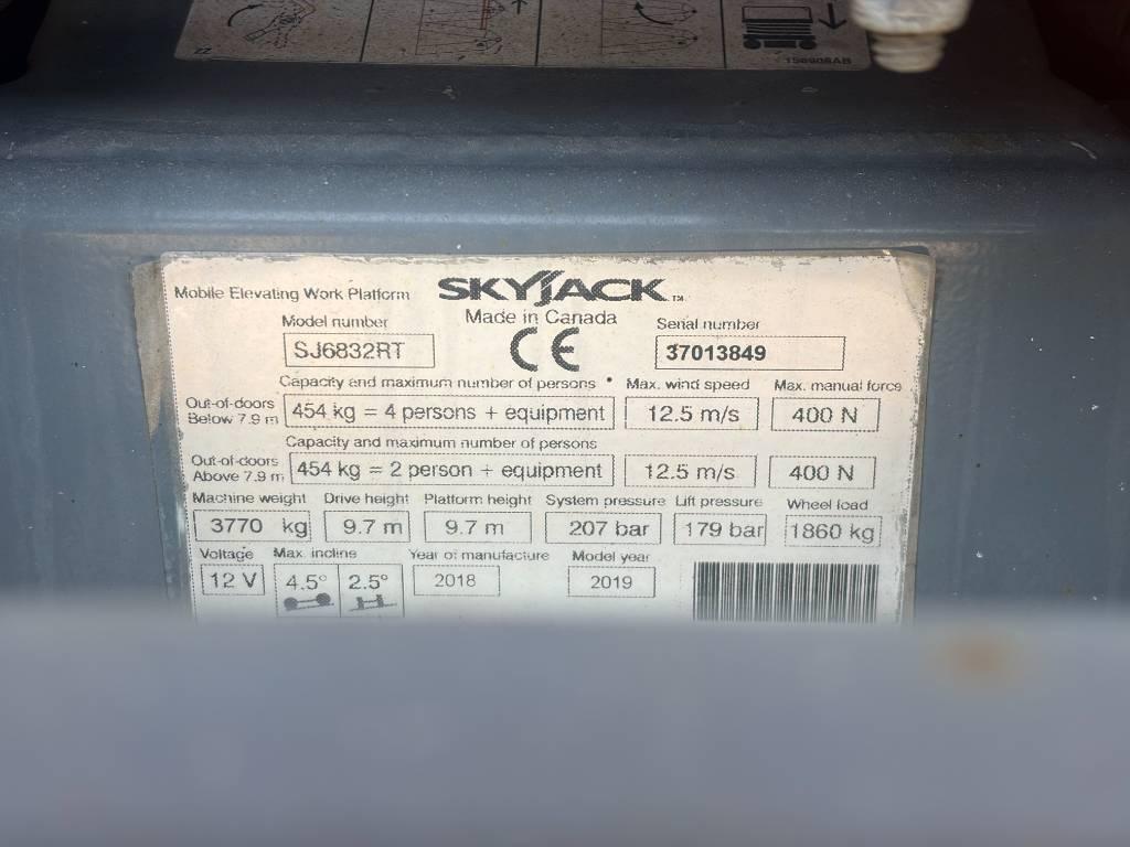 SkyJack SJ 6832 RT Saxliftar
