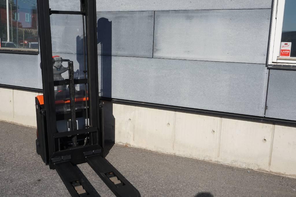 Toyota SWE120L Gaffelstabler med gående fører