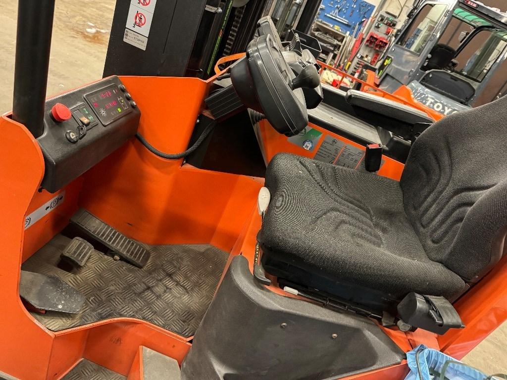Toyota FRE270 4-way reach trucks