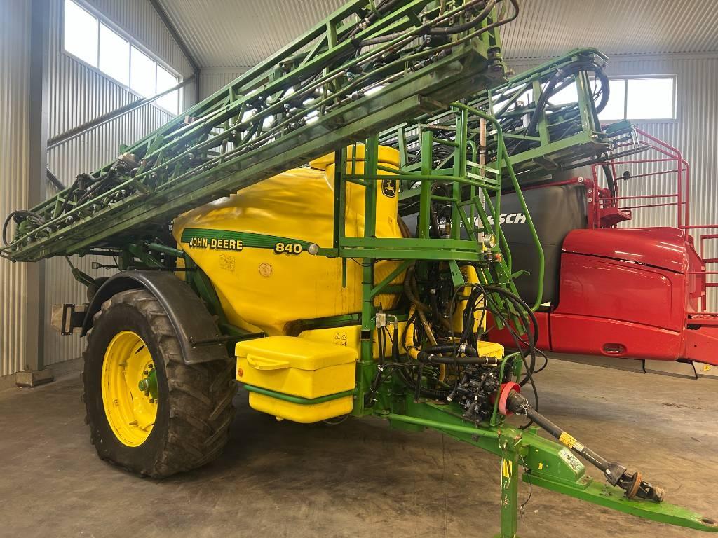John Deere 840 Anhängespritzen