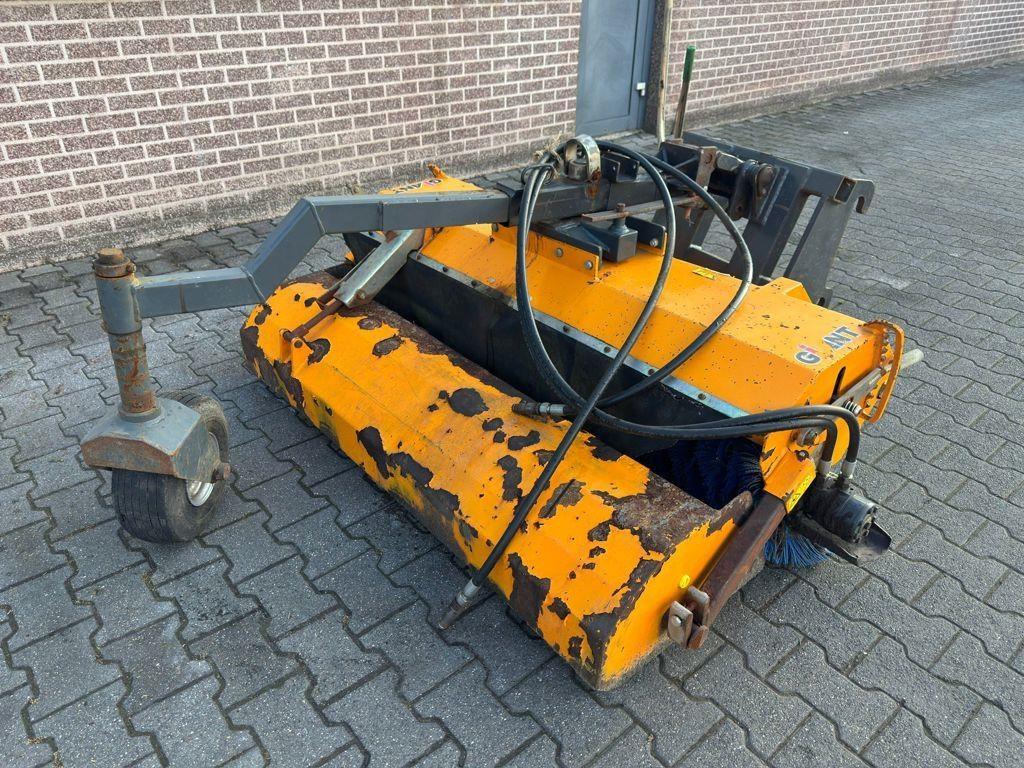 GiANT Veegmachine Veegmachines