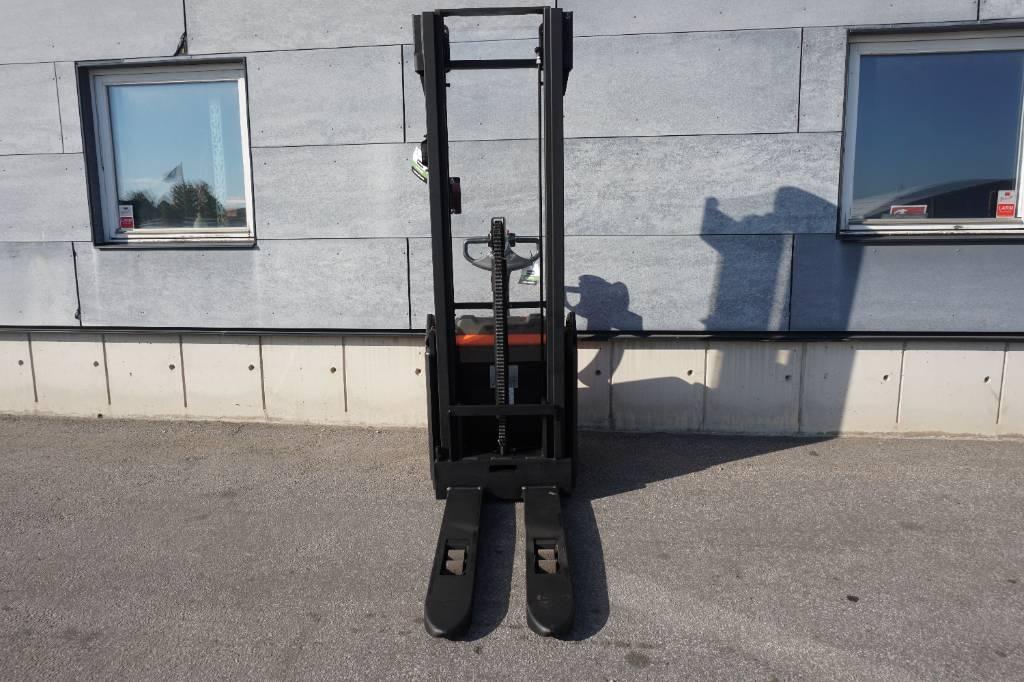 Toyota SWE160 Käyden ajettavat pinoamistrukit