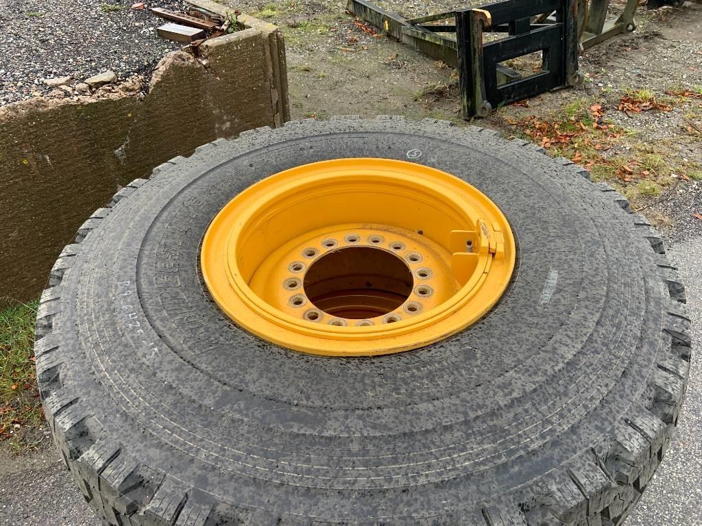 Bridgestone nya 20,5x25 vinterdäck m fälg, Volvo L90H, L70H Däck, hjul och fälgar