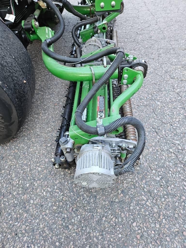 John Deere 8000 E-Cut Hybrid Fairway-gräsklippare