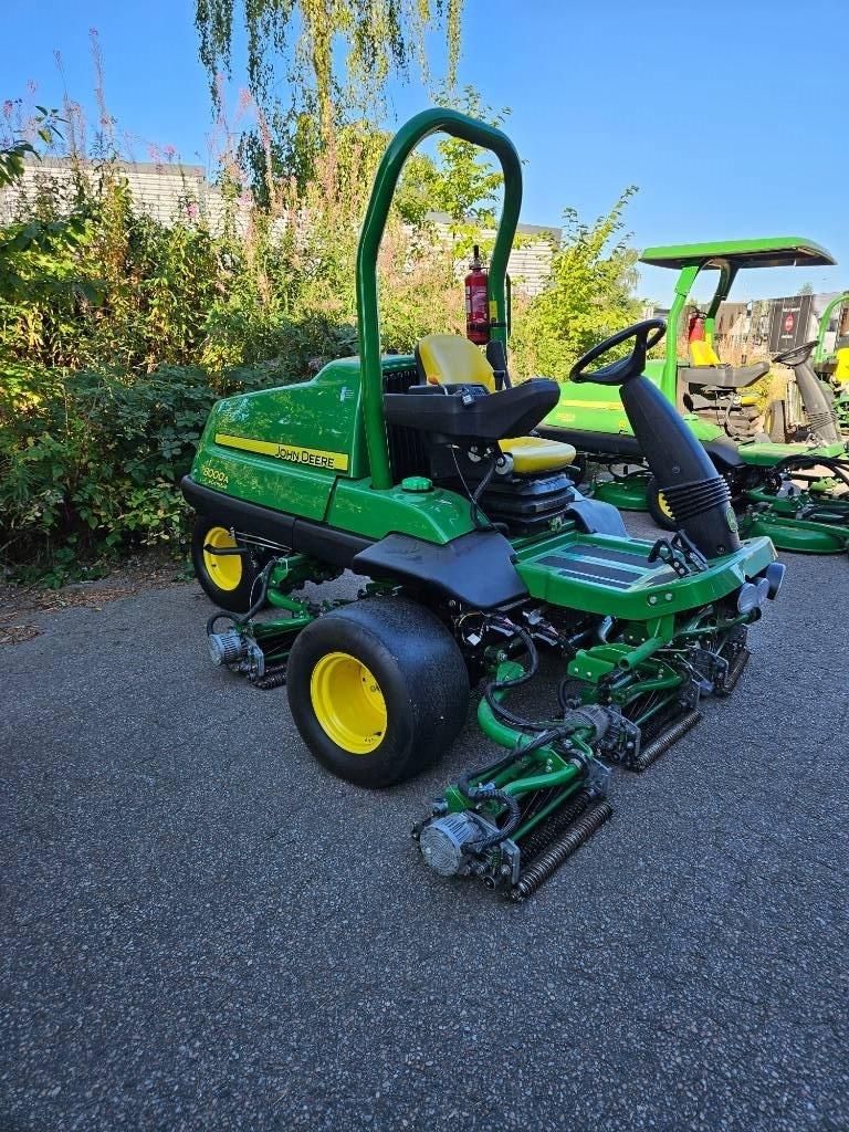 John Deere 8000 E-Cut Hybrid Fairway-gräsklippare