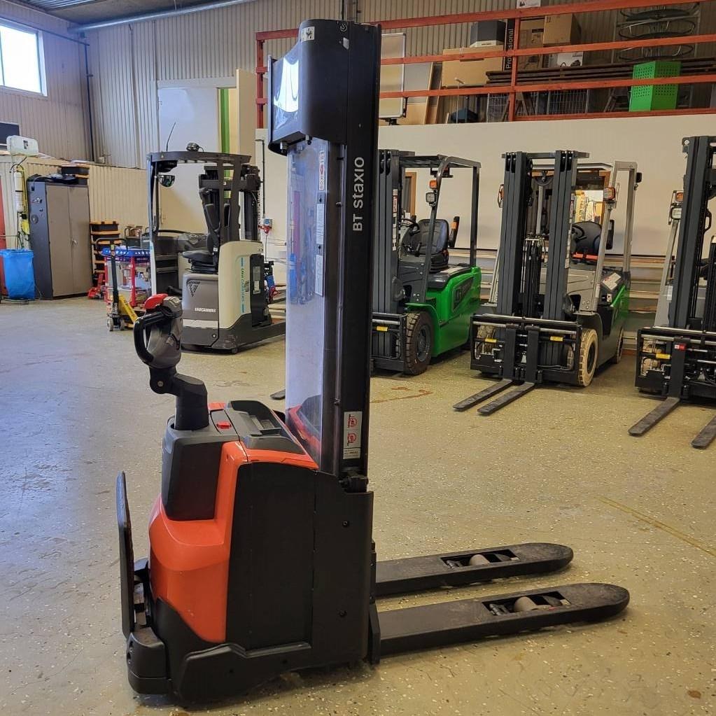 BT SWE120L 1200/1600 kg 3300 mm HYR/KÖP Pedestrian stacker