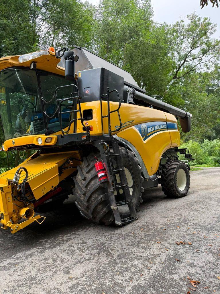 New Holland CX 8080 Elevation Combine harvesters