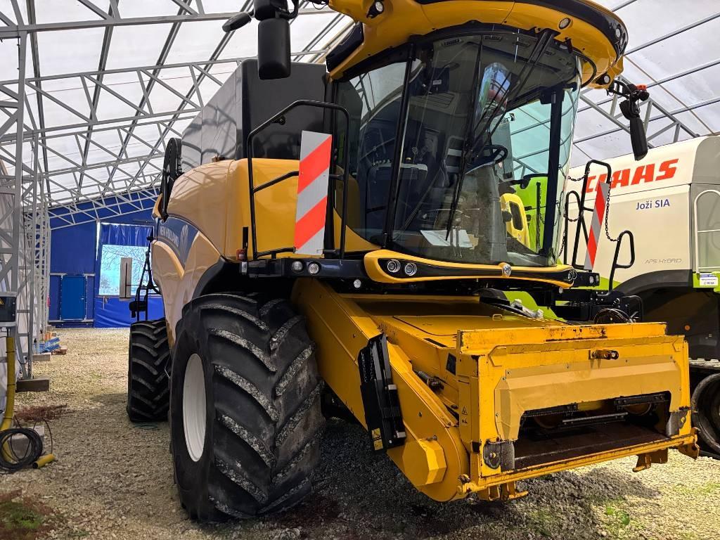 New Holland CX 8.90 Combine harvesters