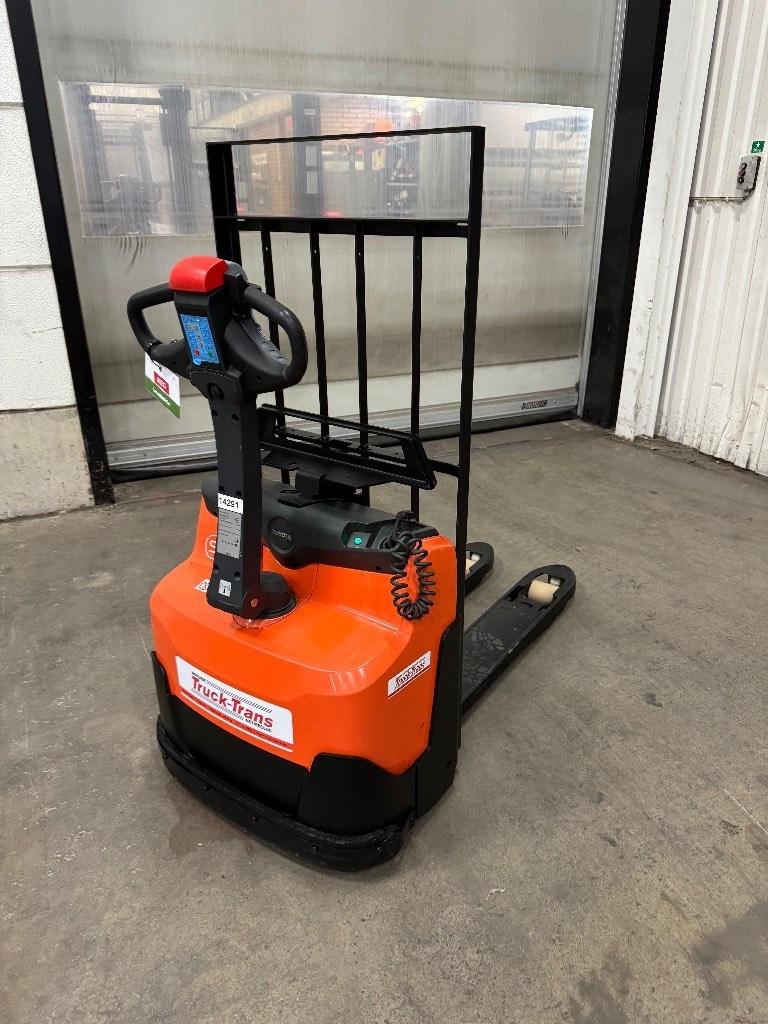 Toyota LWI160 Pedestrian power pallet trucks