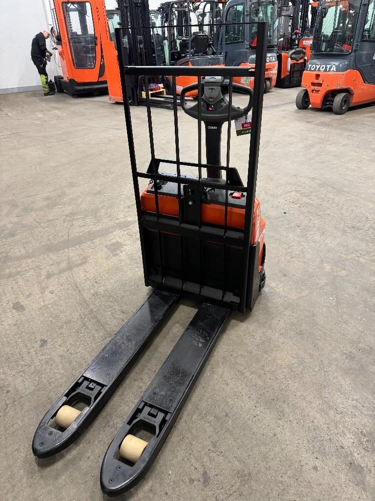 Toyota LWI160 Pedestrian power pallet trucks