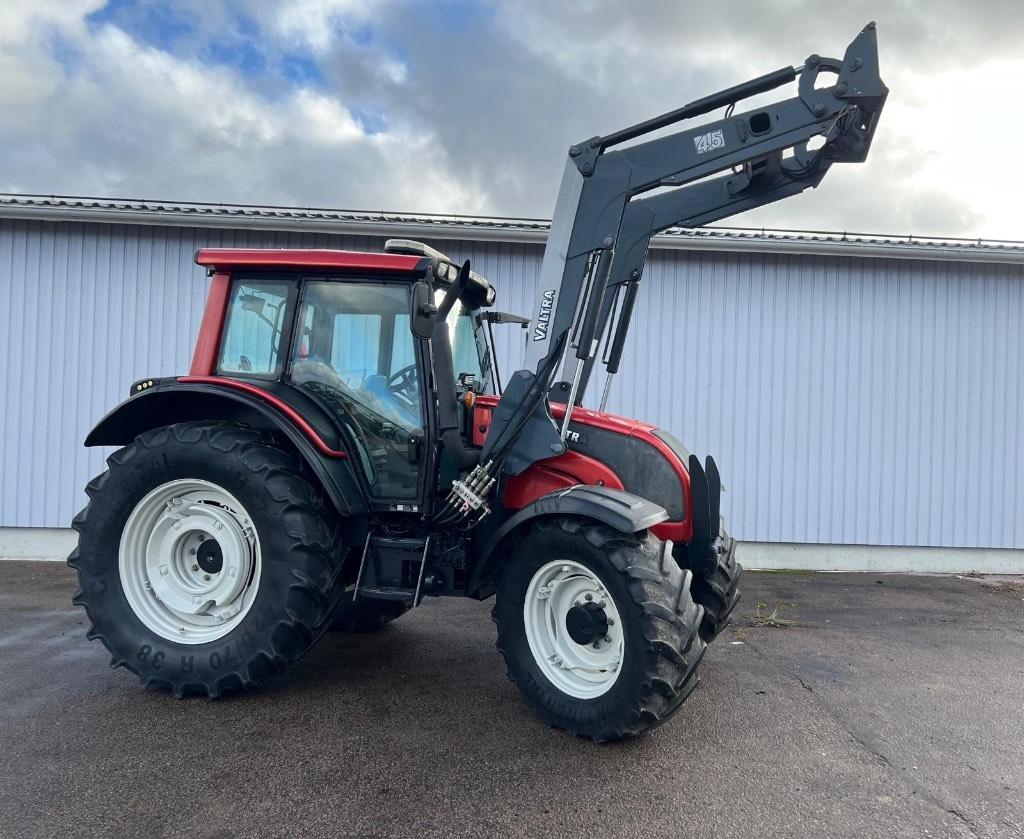 Valtra N 121 Advance etukuormaajalla Trattori