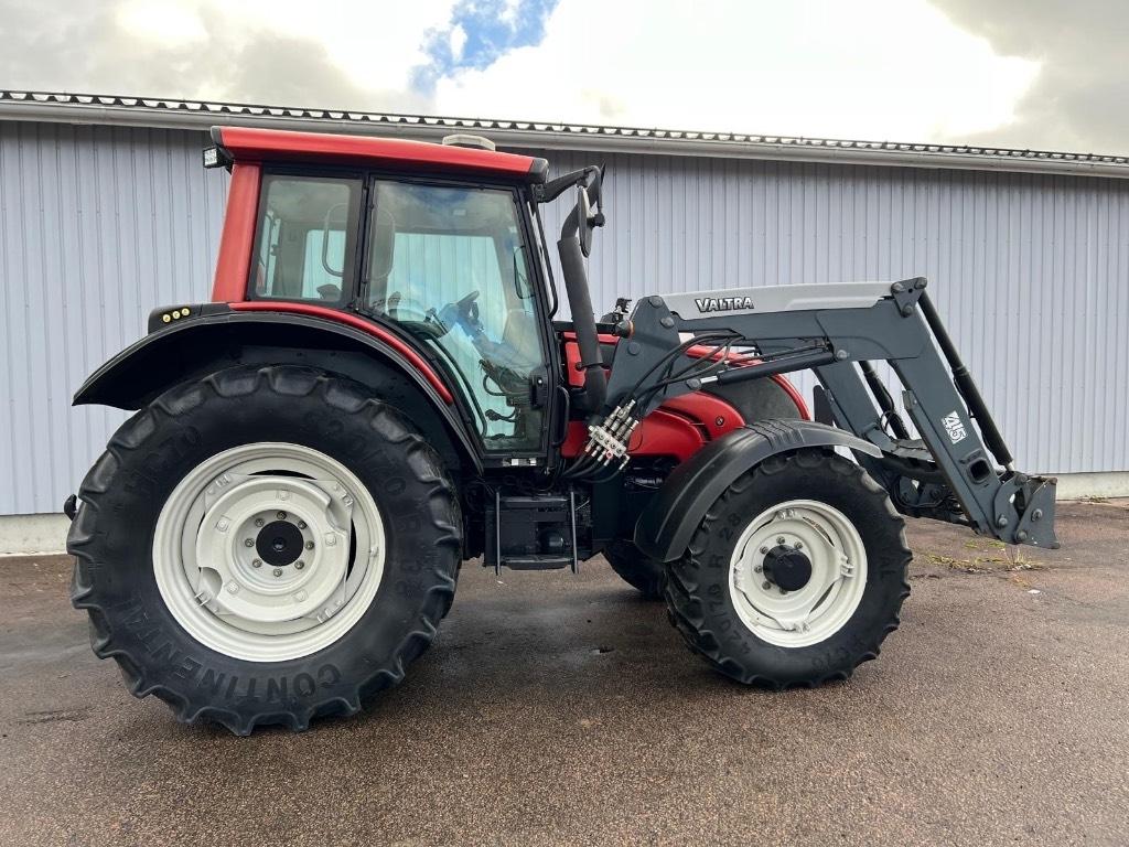 Valtra N 121 Advance etukuormaajalla Trattori