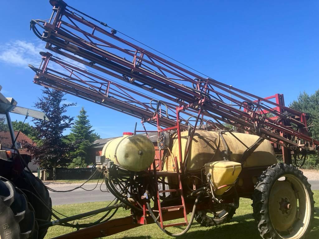 Hardi 24m 2400L Trailed sprayers
