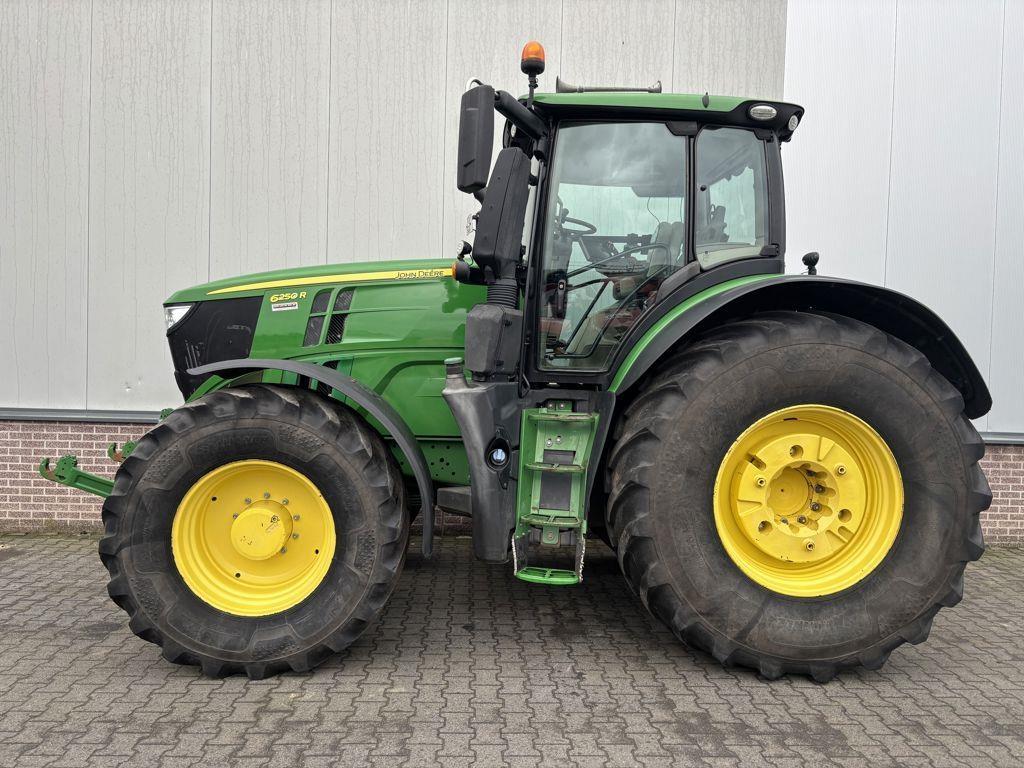 John Deere 6250R Traktoren