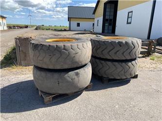  4 st beg däck med fälg 20,5x25 till Volvo L60F Däck, hjul och fälgar
