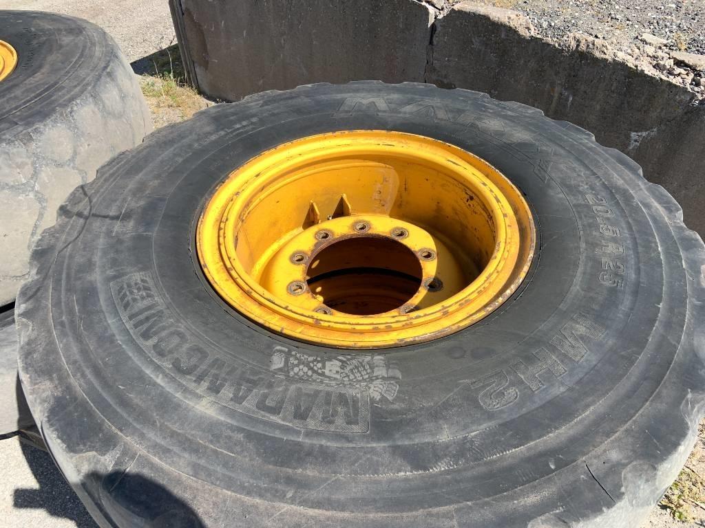  4 st beg däck med fälg 20,5x25 till Volvo L60F Däck, hjul och fälgar