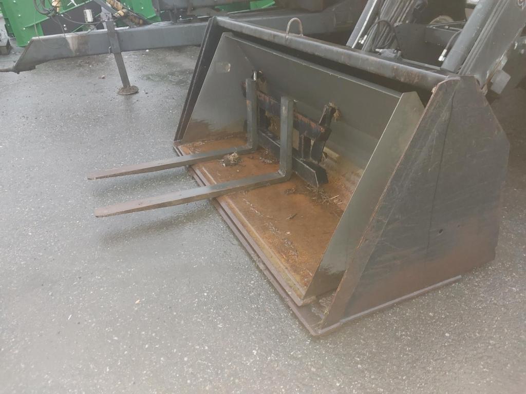  2 KAUHAA JA TRUKKIPIIKIT Front loaders and diggers