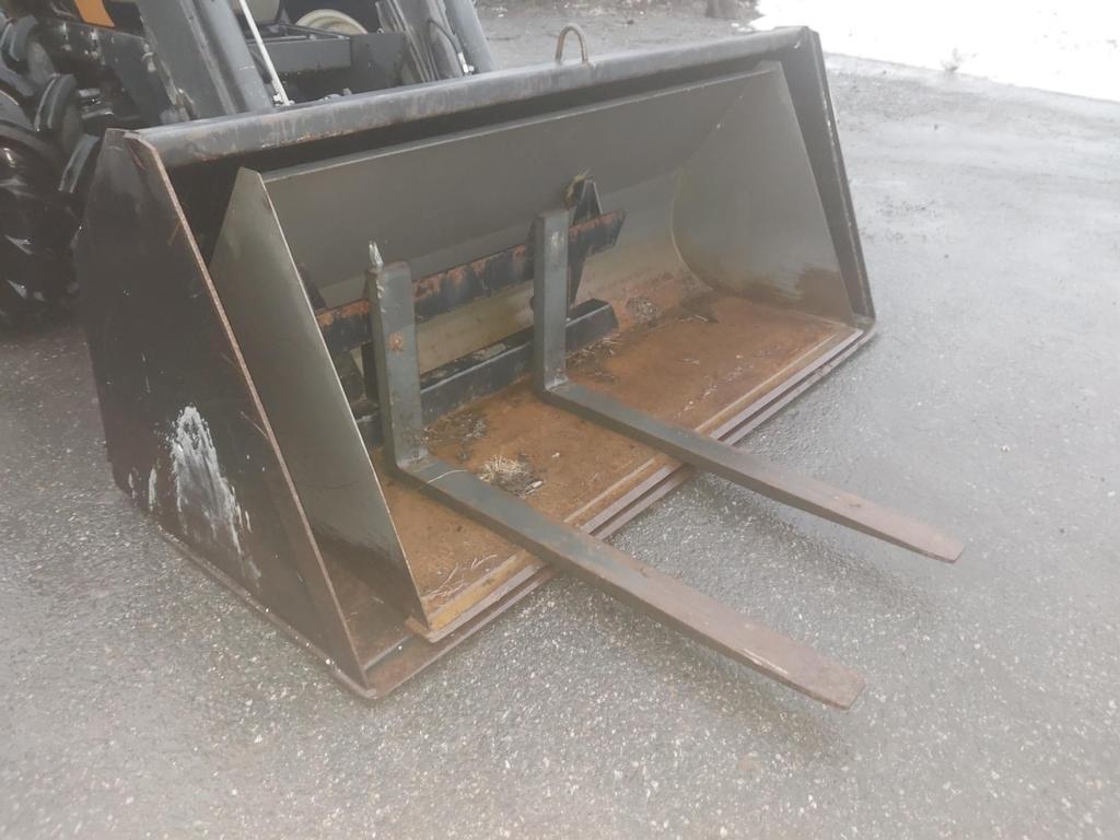  2 KAUHAA JA TRUKKIPIIKIT Front loaders and diggers