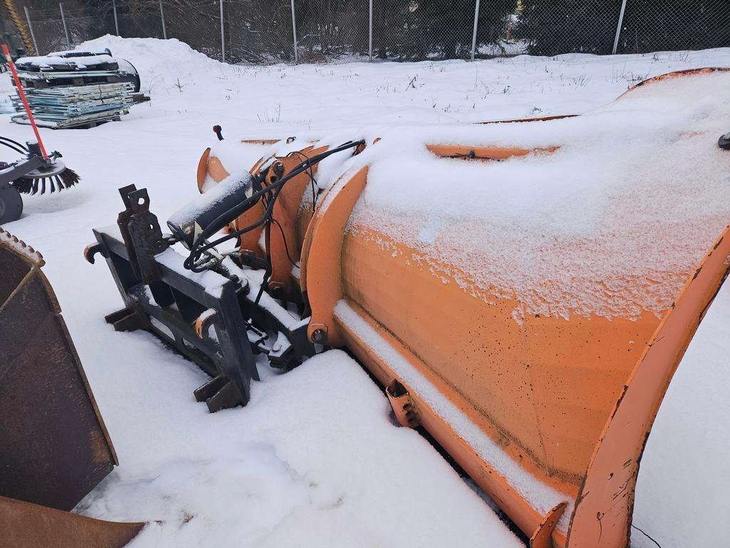 FGM AA380 Schneeschilde und -pflüge