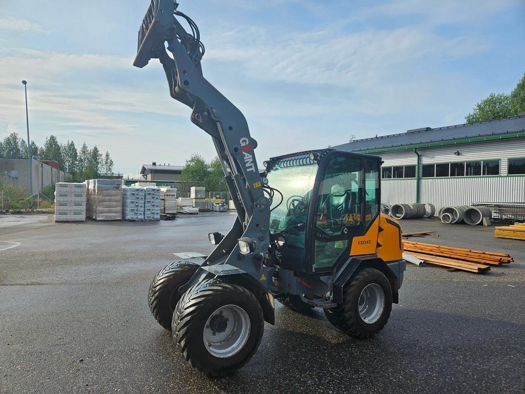 GiANT V6004T Multi purpose loaders
