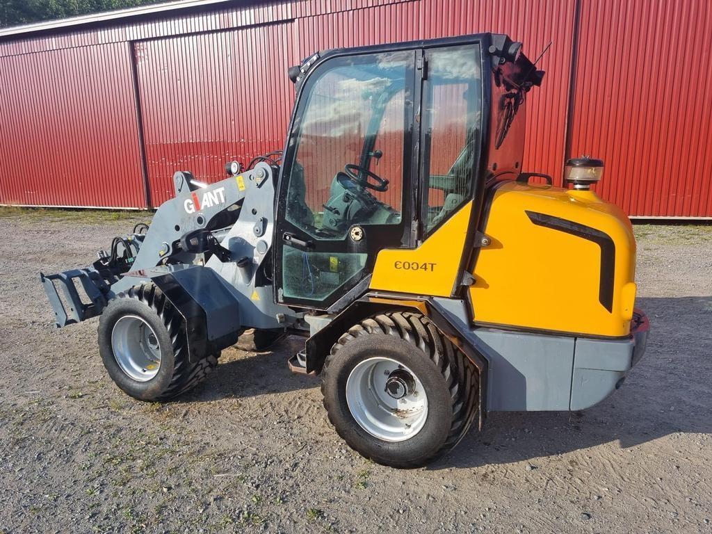 GiANT V6004T Multi purpose loaders