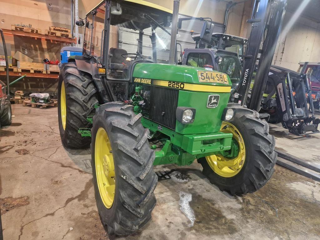 John Deere 2250 Tractors