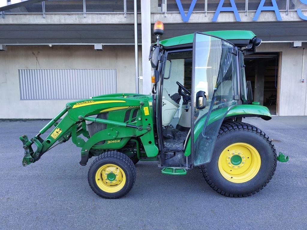 John Deere 3045R Compact tractors