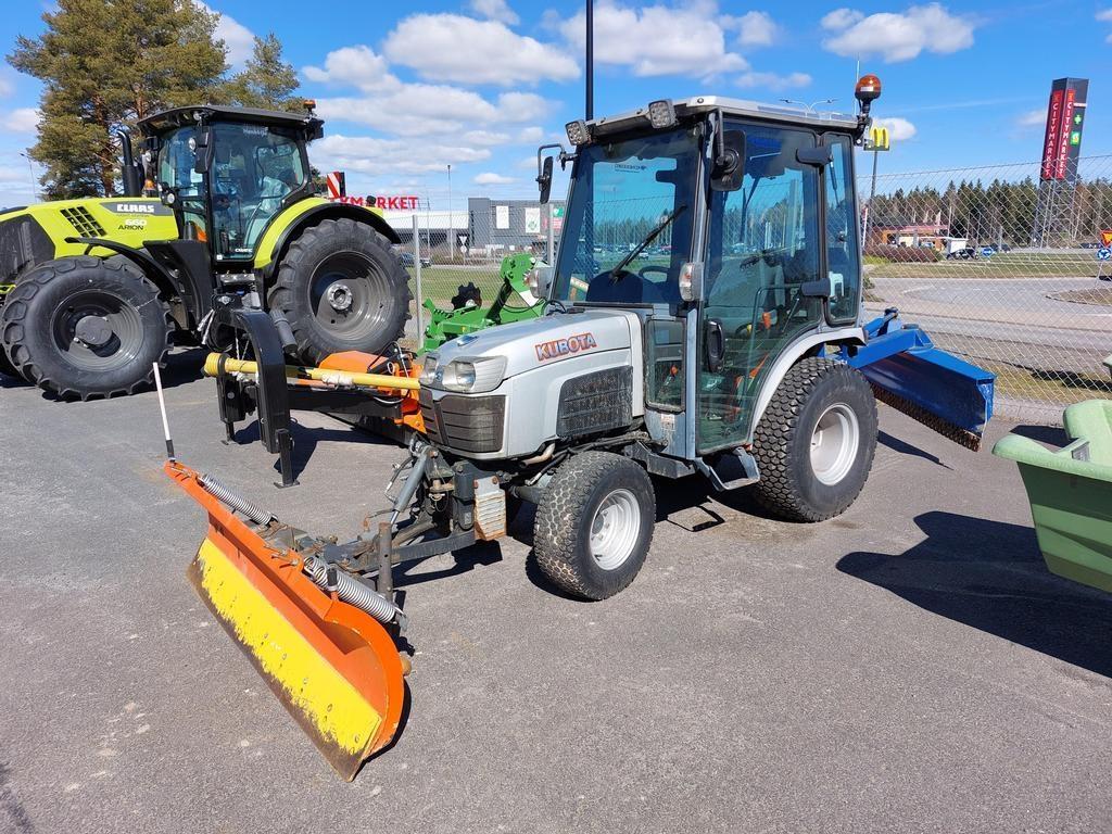 Kubota B2530 Compact tractors