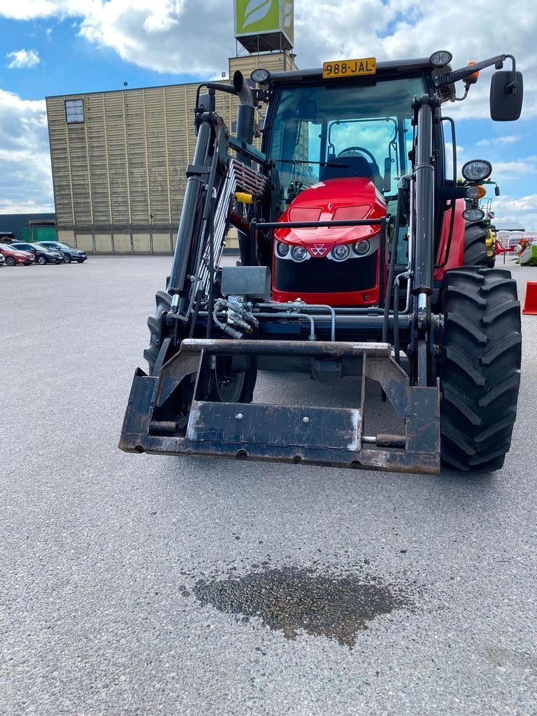 Massey Ferguson 5610 DYNA 4 Tractors
