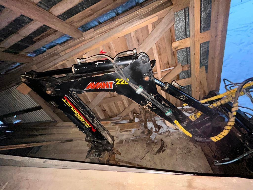  PIENKUORMAAJAVARUSTEET AVANT 220 A2865 KAIVURI Weitere Lade- und Grabgeräte