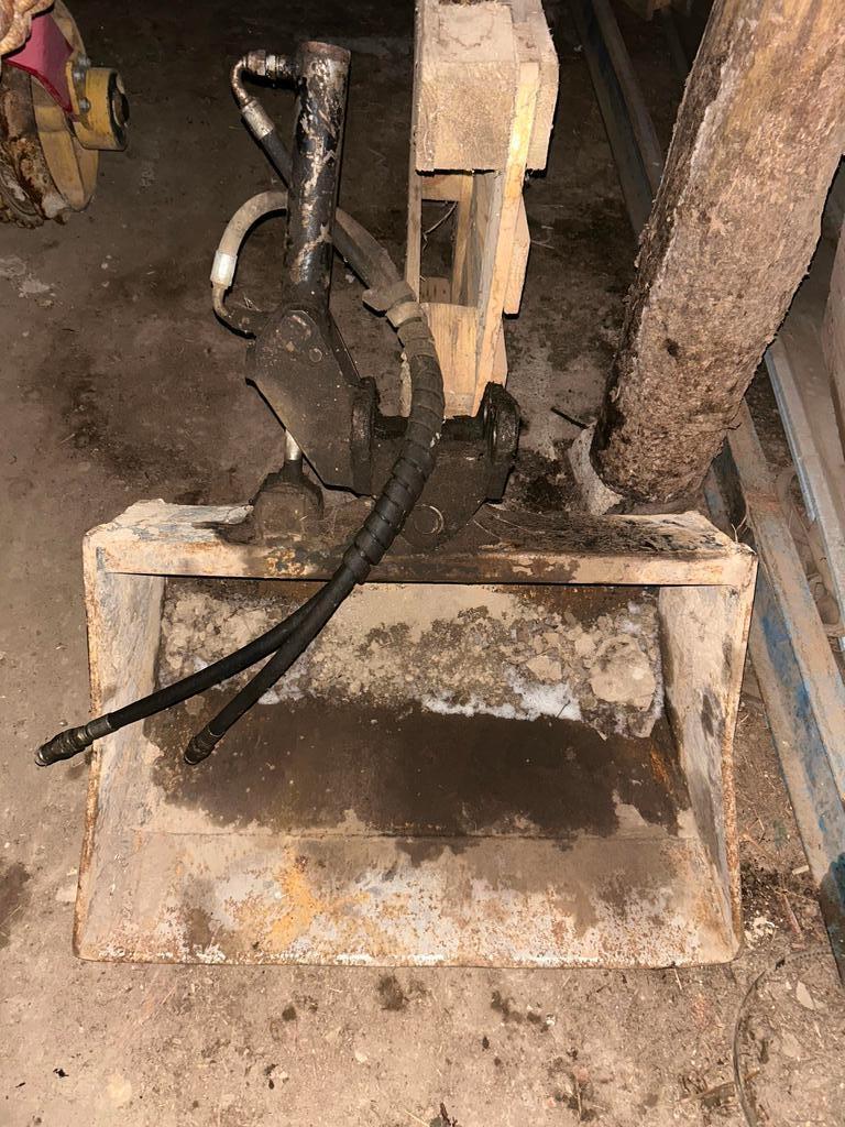  PIENKUORMAAJAVARUSTEET AVANT 220 A2865 KAIVURI Weitere Lade- und Grabgeräte