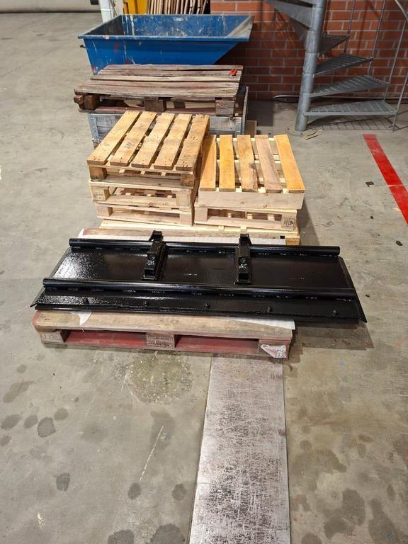  PIENKUORMAAJAVARUSTEET PUSKULEVY Weitere Lade- und Grabgeräte