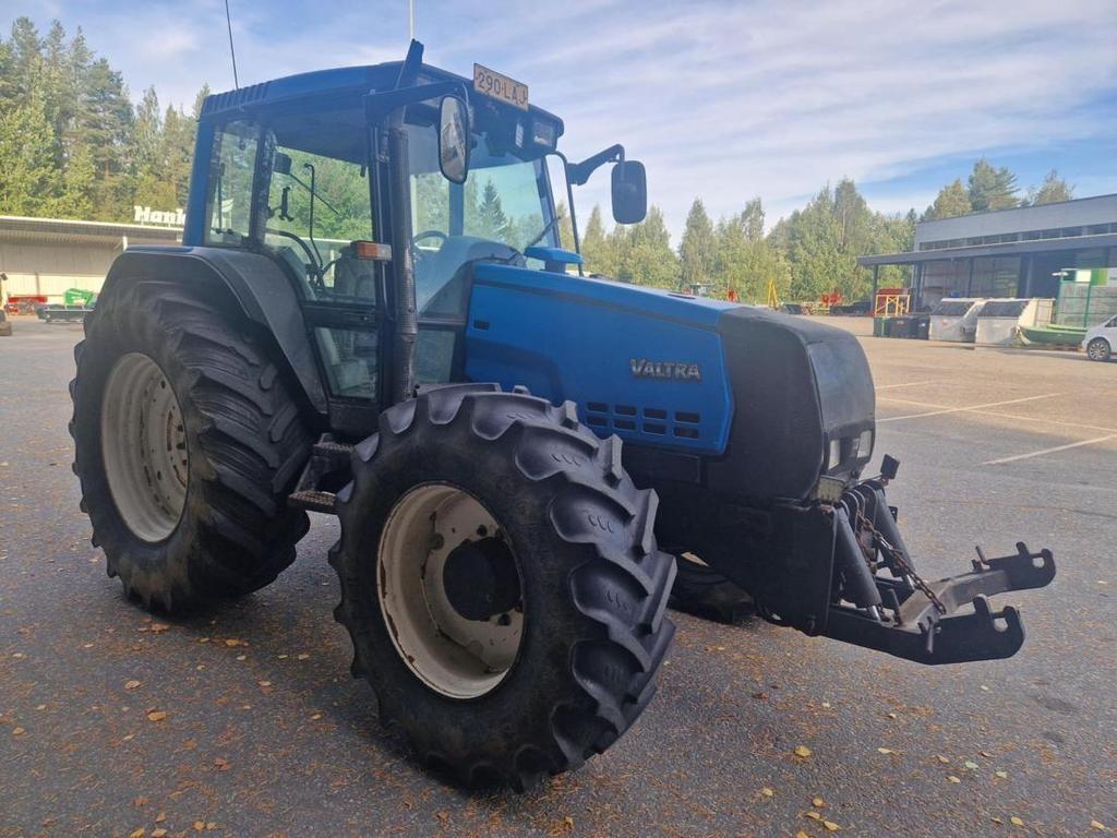 Valtra 6850 + ETUNOST+EK-IRTONA Traktoren