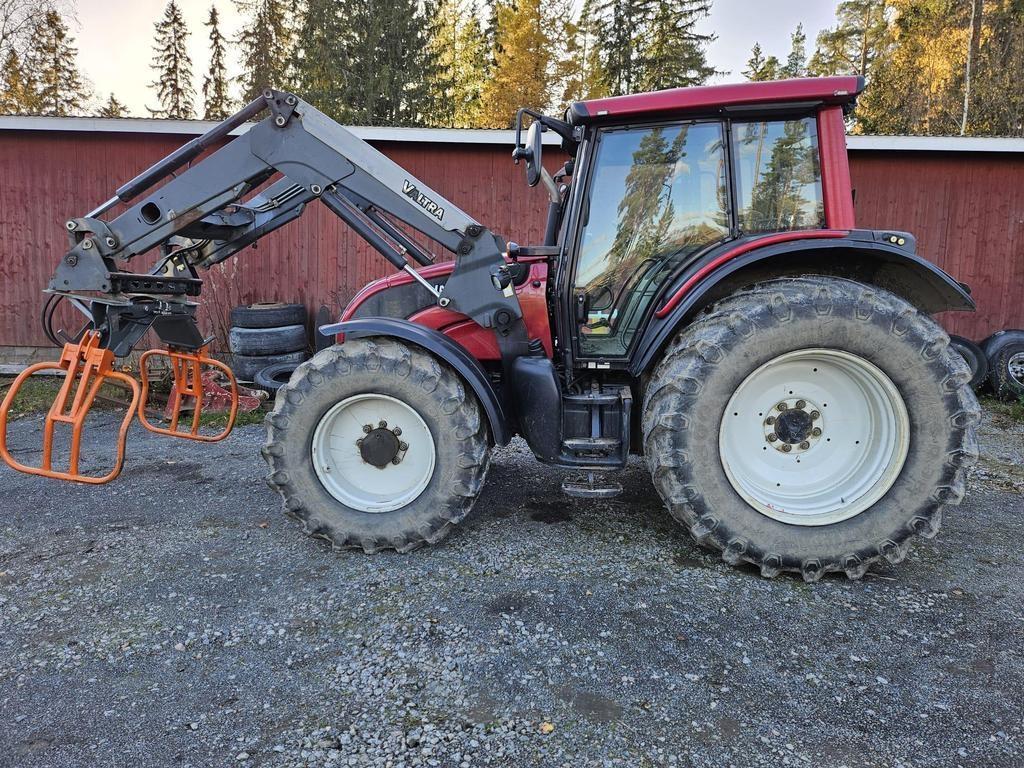 Valtra N121 Traktoren