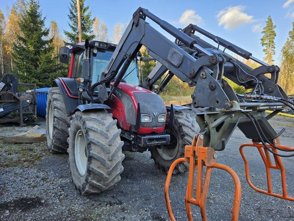 Valtra N121 Traktoren
