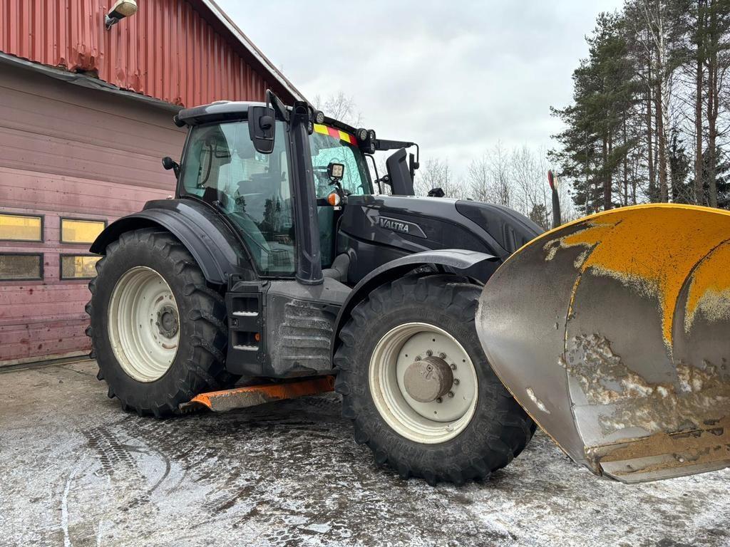 Valtra T234 VERSU Tractors
