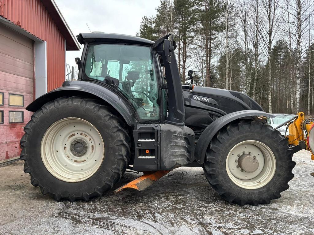 Valtra T234 VERSU Tractors