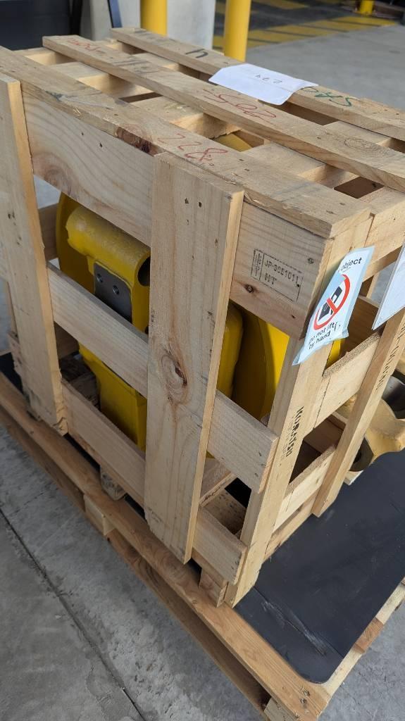 Komatsu IDLER ASSY 14X-30-00436 Tracks, chains and undercarriage