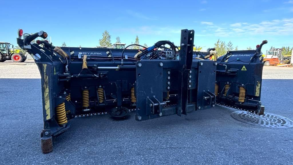 Stark UAR4200/2400 Snow blades and plows