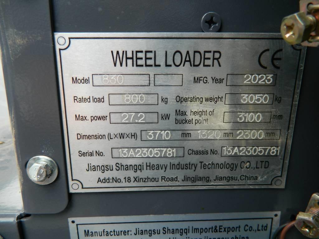 Attack 830 Frontālie iekrāvēji un ekskavatori