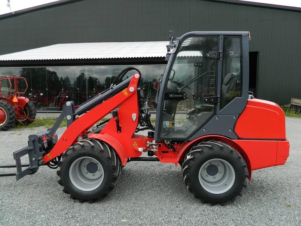 Attack 830 Frontālie iekrāvēji un ekskavatori